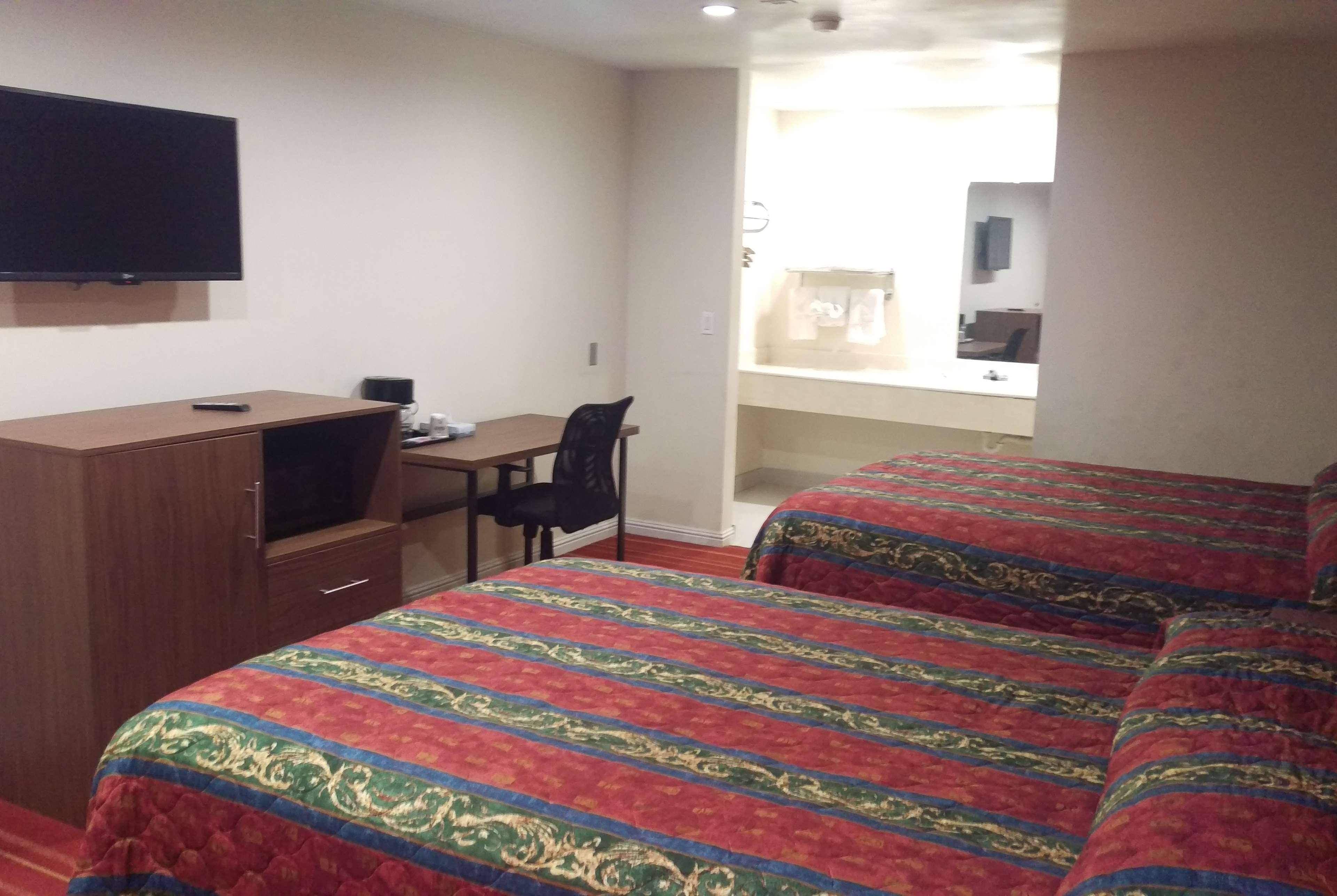 Days Inn By Wyndham Hemet Bagian luar foto