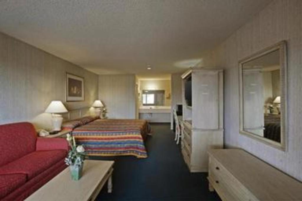 Days Inn By Wyndham Hemet Bagian luar foto
